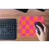 Schaakbord print - Oranje - Roze - Blokjes muismat rubber klein -toetsenbord