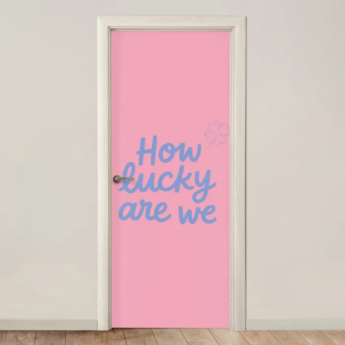 How lucky are we - Klavervier - Roze - Blauw deurposter klein -3d_beige