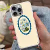 Lijst - Bloemen - Lichtblauw - Illustratie Hoesje iPhone 16 Pro Max met koord klein -sfeer3