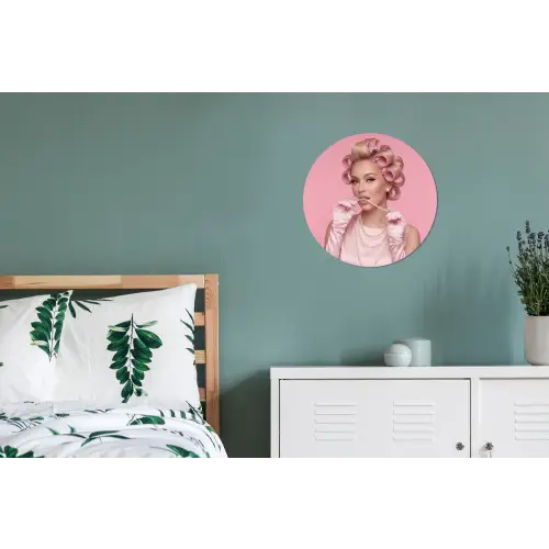 Vrouw - Roze - Parelketting - Krulspelden Wandcirkel aluminium klein -slaapkamer