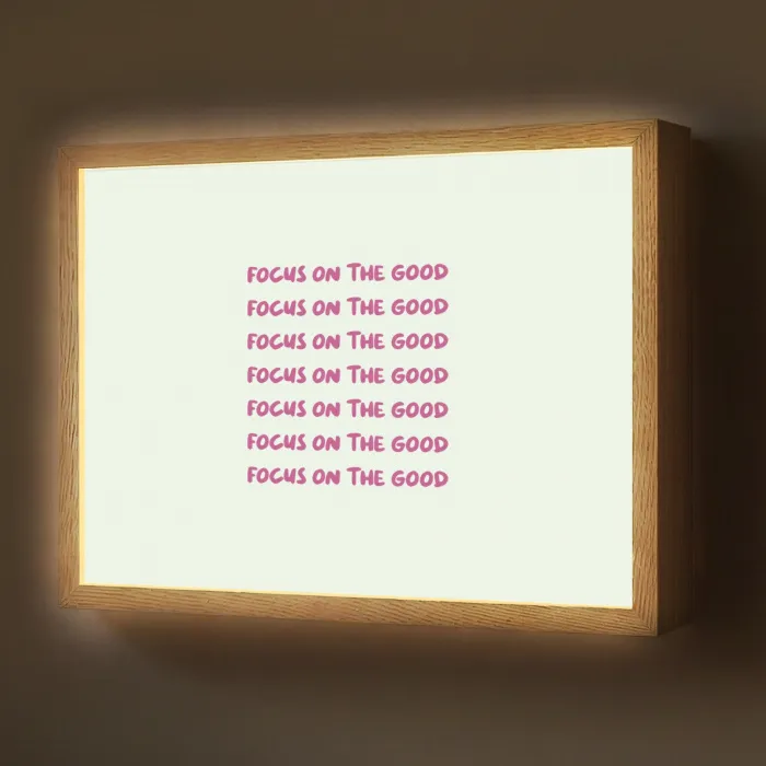 Focus on the good - Roze Light Box met batterij (Wandlamp) middel -z3d_website