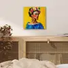 Frida Kahlo - Vrouw - Geel - Blauw - Bloemen aluminium wit klein -sfeer3