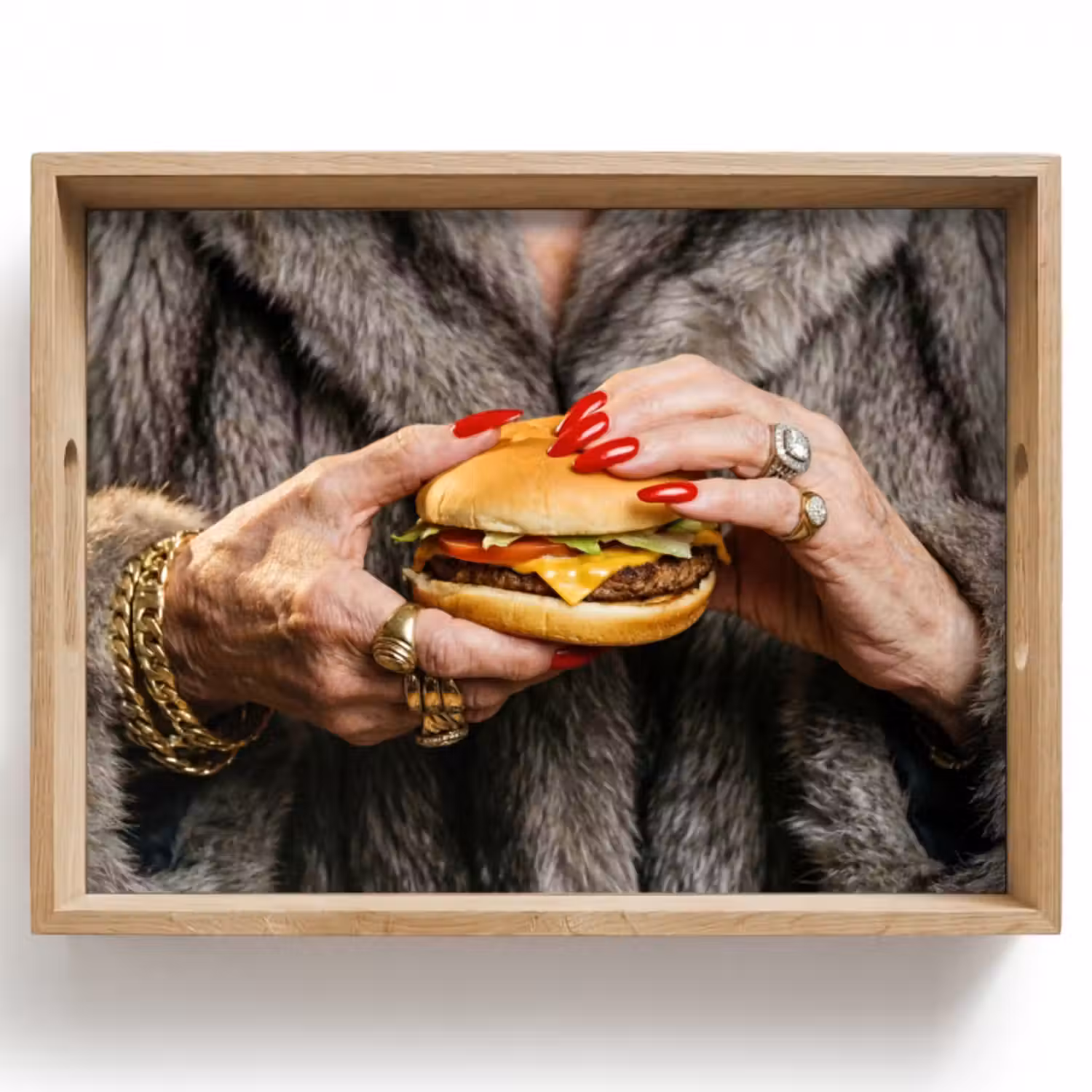 Tablett - Frau - Hamburger - Pelzmantel