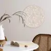 Bloemenprint - Grijs - Crème Wandcirkel plexiglas klein 852 -sfeer4