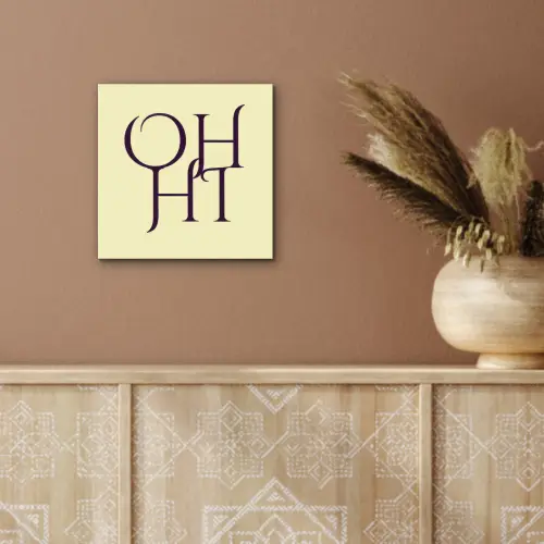 Oh hi - Geel - Monogram aluminium wit klein -sfeer4