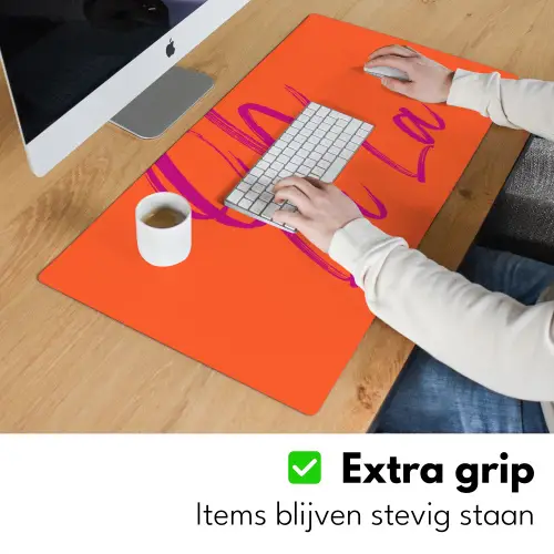 Oh la la - Oranje - Roze - Grafisch Muismat XXL klein -sfeer3