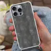 Donkergrijs - Ruw - Beton Hoesje iPhone 16 Pro Max met koord klein 804 -sfeer3