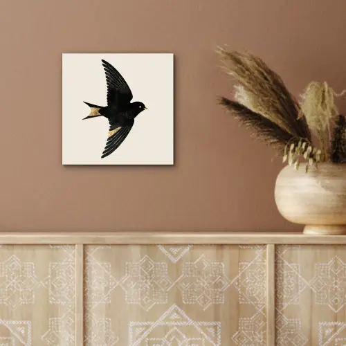 Zwarte zwaluw - Gouden accenten - Lichte achtergrond aluminium wit klein -sfeer4