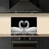 Zwanen - Hart - Zwart - Wit keuken achterwand spatscherm klein -sfeer1