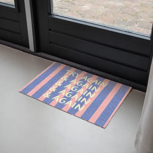 Try again - Strepen - Roze - Verticaal - Blauw Deurmat klein -sfeer2