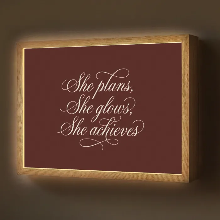 She plans she glows she achieves - Rood - Cursief Light Box met batterij (Wandlamp) middel -z3d_website