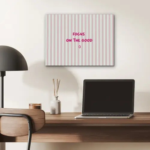 Focus on the good - Strepen - Roze - Smiley PET vilt klein -sfeer5