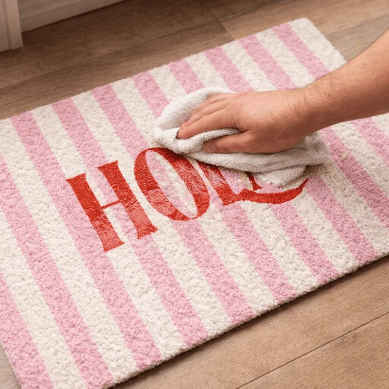 Deurmat schoonmaken - schoonmaken met natte doek