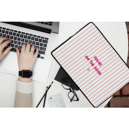 Focus on the good - Strepen - Roze - Smiley laptophoes neopreen klein -bureau