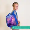 Paarse Eenhoorn in Magische Omgeving Kinderrugzak - Blauw middel -sfeer3_NL