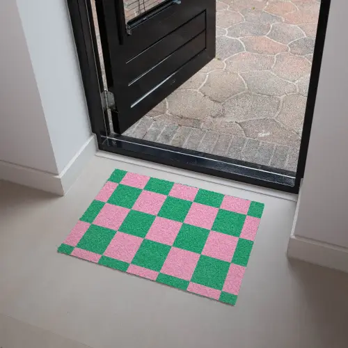 Schaakbord patroon - Groen - Roze - Blokjes Deurmat klein -sfeer5