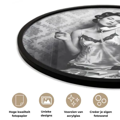 Chic - Vrouw - Zwart - Wit Fotolijst rond zonder passe partout klein -closeup_NL