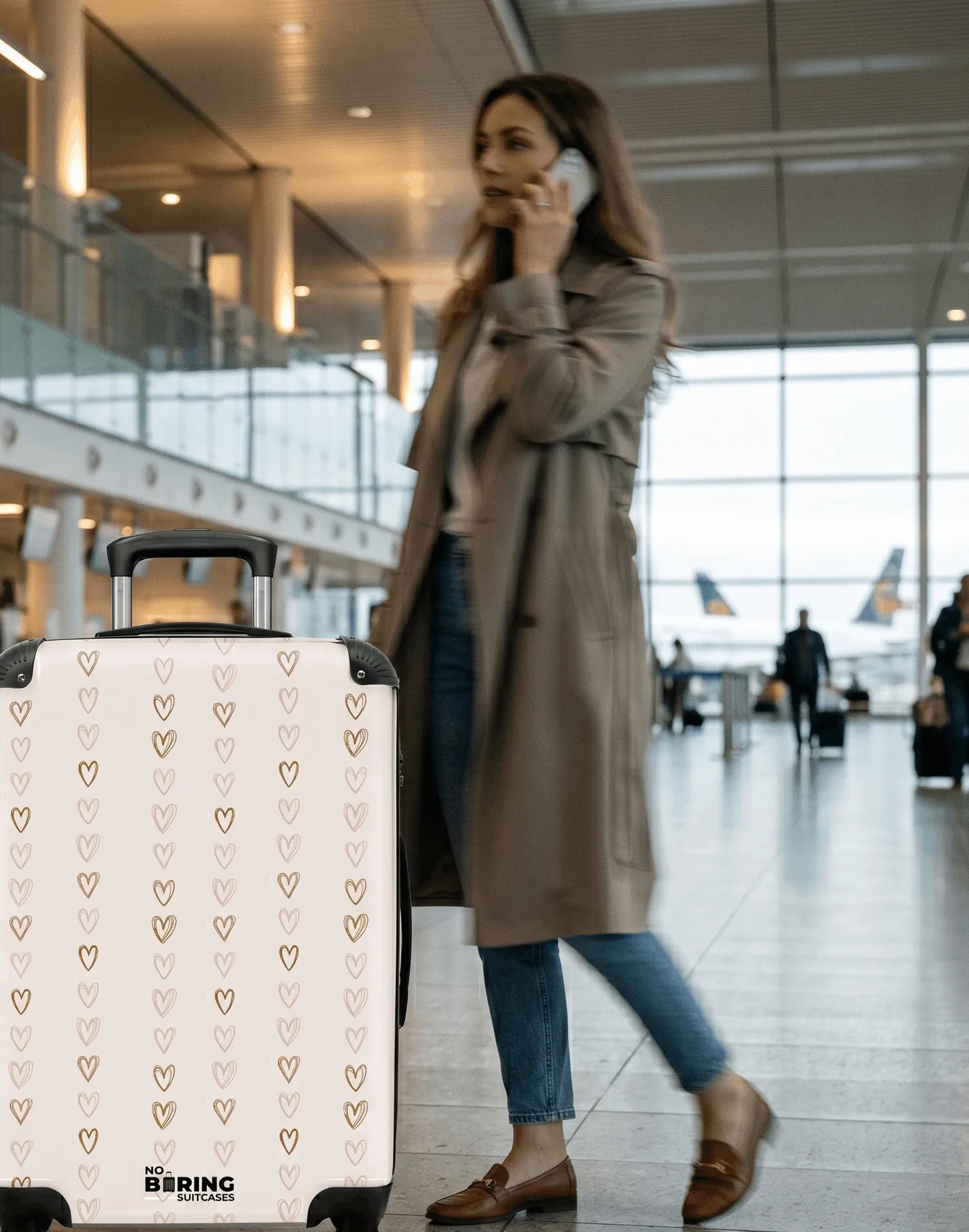 femme attendant à l'aéroport avec une valise