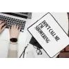 Tekst - Modern - Zwart - Wit laptophoes neopreen klein -bureau