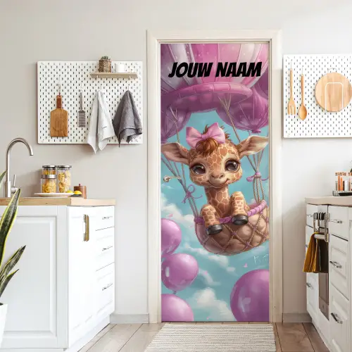 Schattige giraffe in luchtballon met de tekst “Deze kamer is van: jouw naam”. deurposter klein -sfeer5