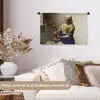 Het melkmeisje - Schilderij van Johannes Vermeer Wandkleed katoen klein -sfeer1