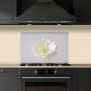 Bloem - Minimalistisch -Wit keuken achterwand spatscherm klein -sfeer1