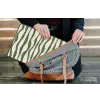 Golvende lijnen - Beige - Groen - Strepen - Abstract laptophoes neopreen klein -tas