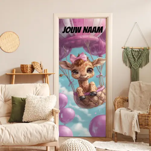 Schattige giraffe in luchtballon met de tekst “Deze kamer is van: jouw naam”. deurposter klein -sfeer2