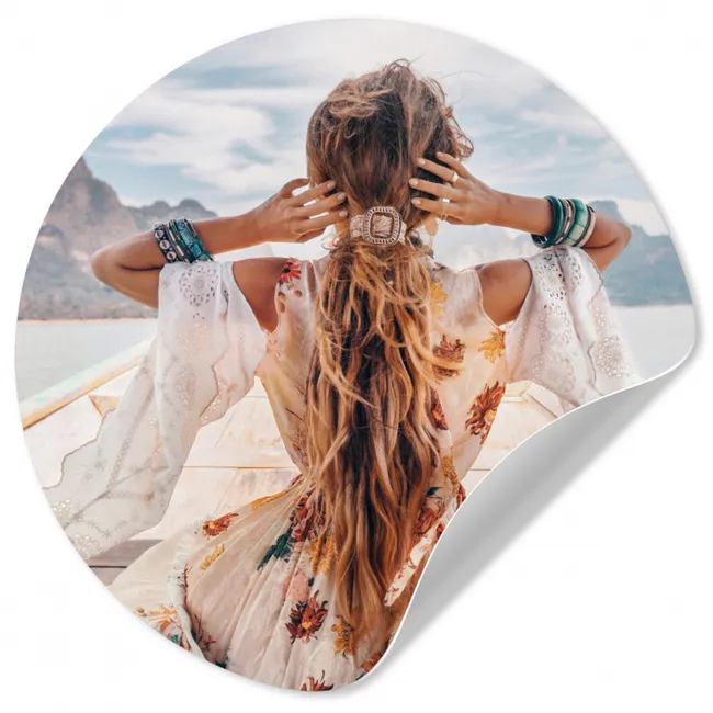 Vrouw - Boot - Noorwegen - Wit - Water - Bergen Wandcirkel behangsticker klein -3d