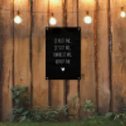 Spreuken - Je kust me je sust me - Quotes - Maaike Ouboter tuinposter los doek klein -sfeer1