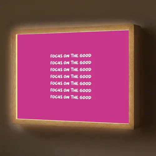 Focus on the good - Roze - wit Light Box met batterij (Wandlamp) middel -z3d_website
