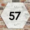 Witgrijs hout - Traditioneel Naambord Hexagon klein -sfeer2