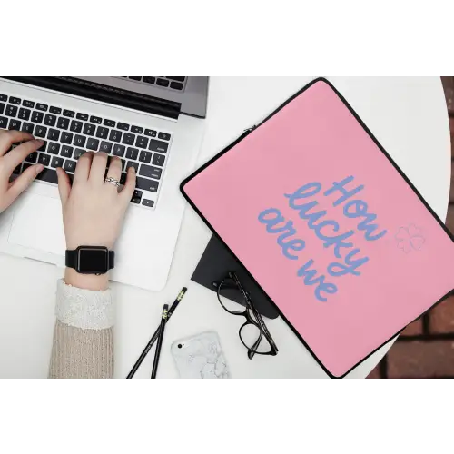 How lucky are we - Klavervier - Roze - Blauw laptophoes neopreen klein -bureau