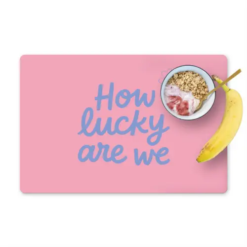 How lucky are we - Klavervier - Roze - Blauw Placemat vinyl groot -zzzproduct_Kitchenyeah-website