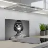 Vrouw - Zwart Wit - Ketting - Zonnebril keuken achterwand spatscherm klein -3d_schuin
