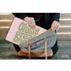 Chase greatness - Groen - Roze - Retro laptophoes neopreen klein -tas