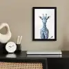 Giraffe - Delfts blauw - Dieren - Minimalistisch fotolijst zwart zonder passe partout klein -sfeer1