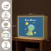 Dino - Ruimte - Planeten Light Box met batterij (Wandlamp kind) middel -USP_websiteoverzichtNL