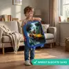 T-Rex op oranje sportauto in regenachtig woud Kinderkoffer - Blauw klein -sfeer2_NL