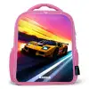 Gele raceauto bij kleurrijke zonsondergang Kinderrugzak - Roze middel -3d