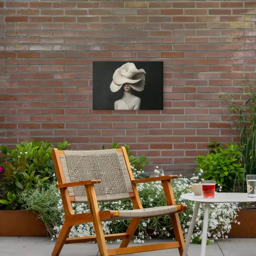 Modern - Vrouw - Hoed Tuinposter op houten frame 2 cm dik klein -sfeer3