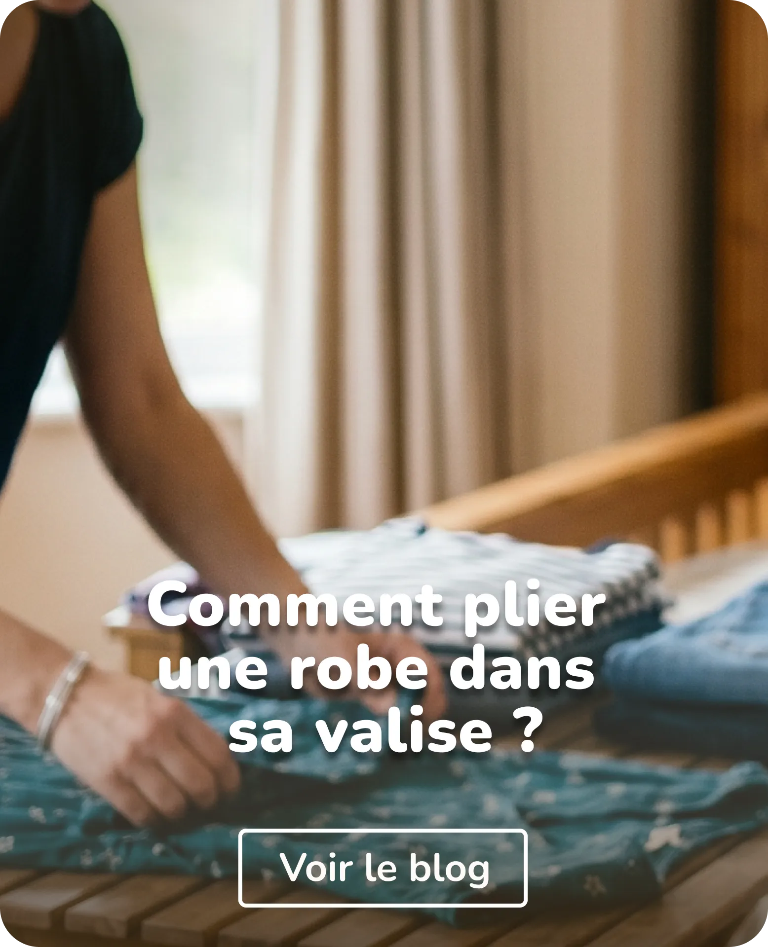 femme pliant une robe
