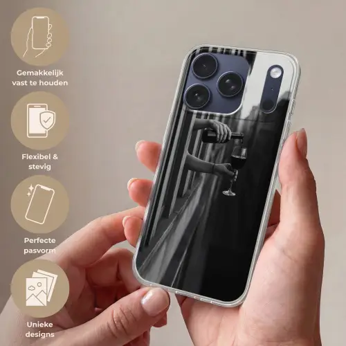 Wijnfles - Glas - Handen - Raam Telefoonhoesje iPhone 17 Pro klein -sfeer3_NL