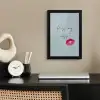 Kiss my ass - Lip - Blauw fotolijst zwart zonder passe partout klein -sfeer1