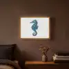 Zeepaardje - Staart - Blauw Light Box met batterij (Wandlamp) middel -sfeer4
