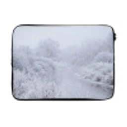 Rivier - Sneeuw - Bos - Winter - Schilderachtig laptophoes neopreen klein -3d