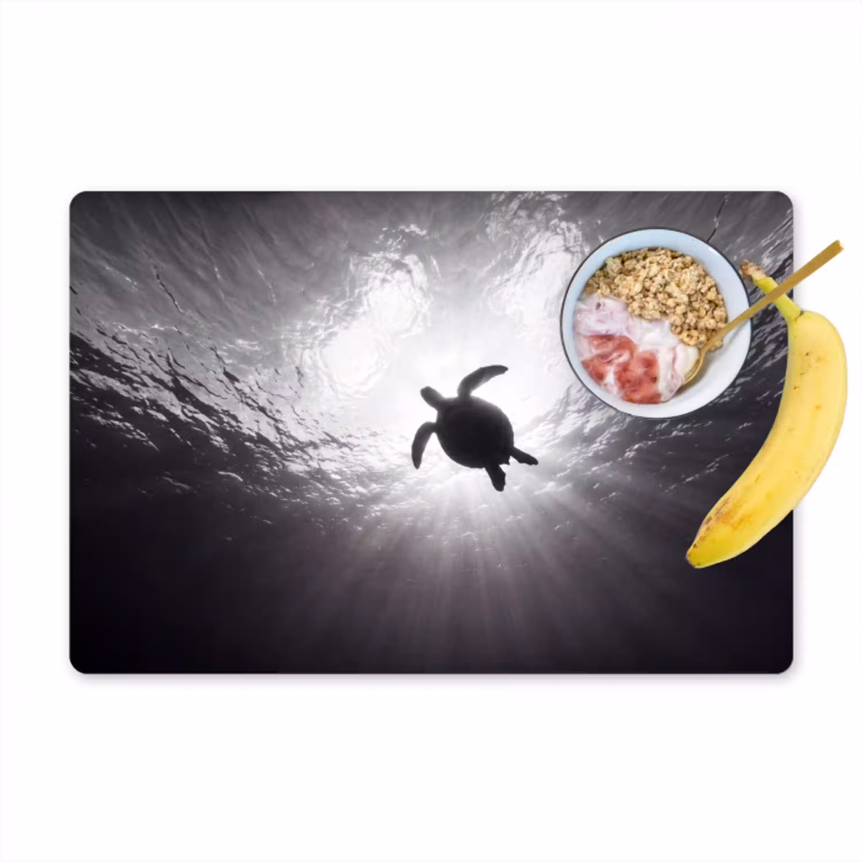 Schildpad - Onderwater - Lichtstralen - Oceaan - Zwart-wit Placemat vinyl groot -zzzproduct_Kitchenyeah-website