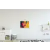 Close-up - Vrouwengezicht - Stippen - Geel textielposter latten blank klein -kinderkamer