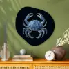 Krab - Delfts blauw - Dieren Wandcirkel Organisch Aluminium middel -sfeer2