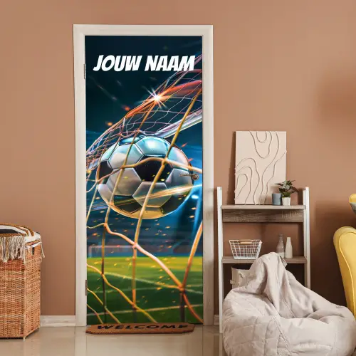 Voetbal die in het doel vliegt met vonken en personaliseerbare tekst bovenaan. deurposter klein -sfeer1